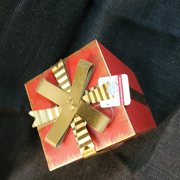 Ashland Christmas Decor metal Gift Package Galvanized Metal Ribbon - Picture 3 of 4